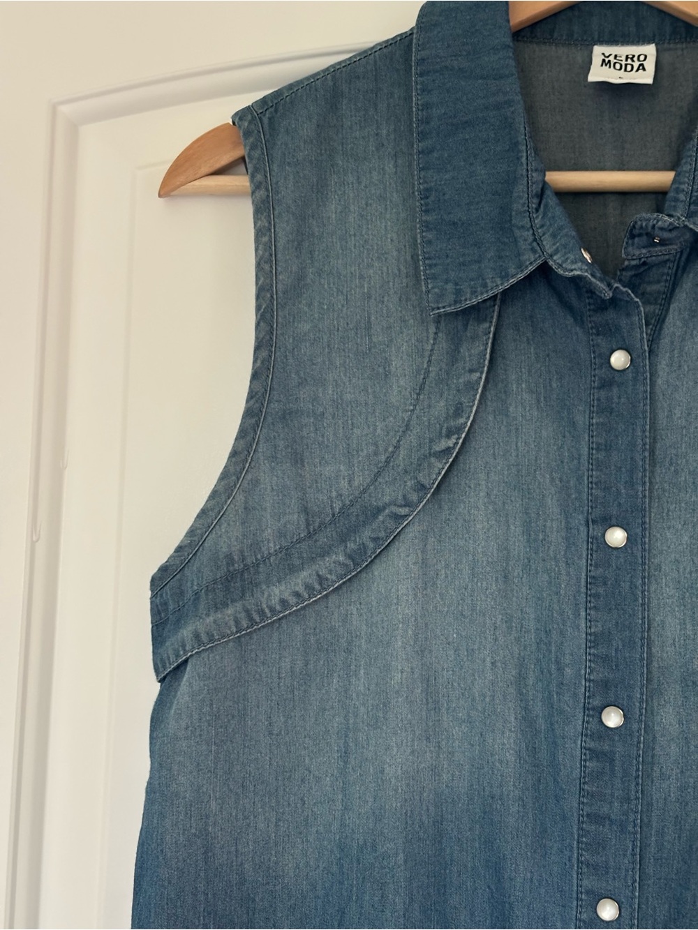 Vero Moda 100% Cotton Denim Look Shirt | Sleeveless | Size L | Coastal Cowgirl - Picture 2 of 5